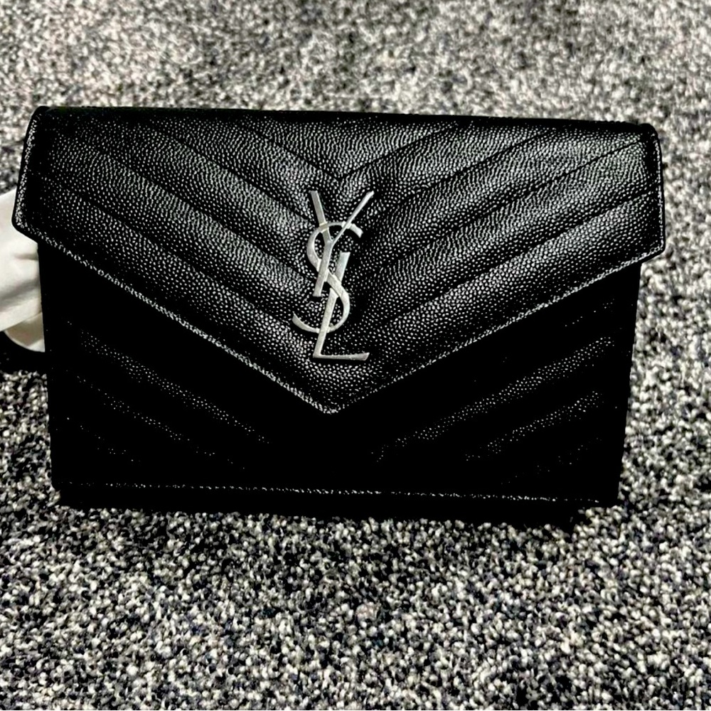 6 CARD SLOTS
CENTRAL COMPARTMENT
INTERIOR ZIPPED POCKET
7.5 X 5 X 1.4